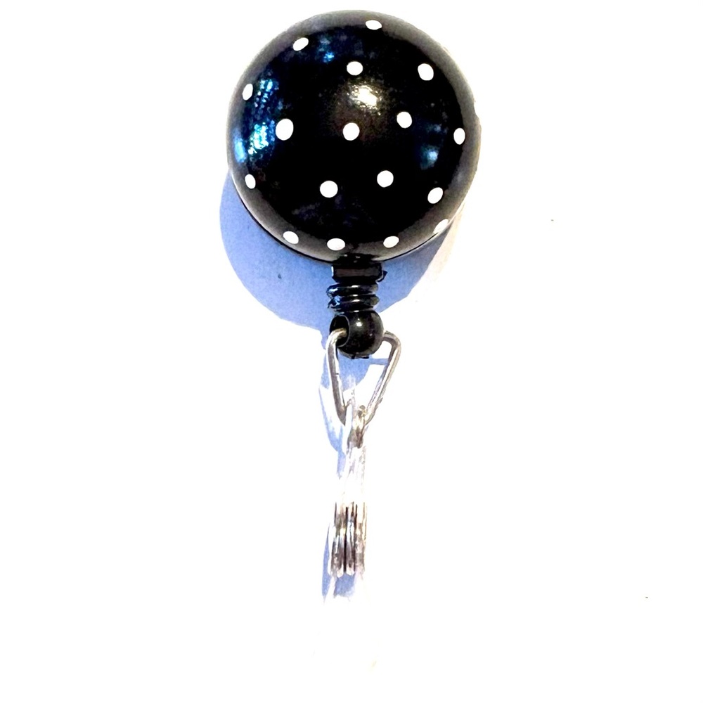 Retractable badge holder
